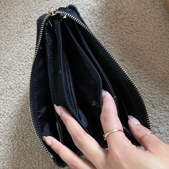 Kenner Cole wristlet in black - Picture 2 of 3